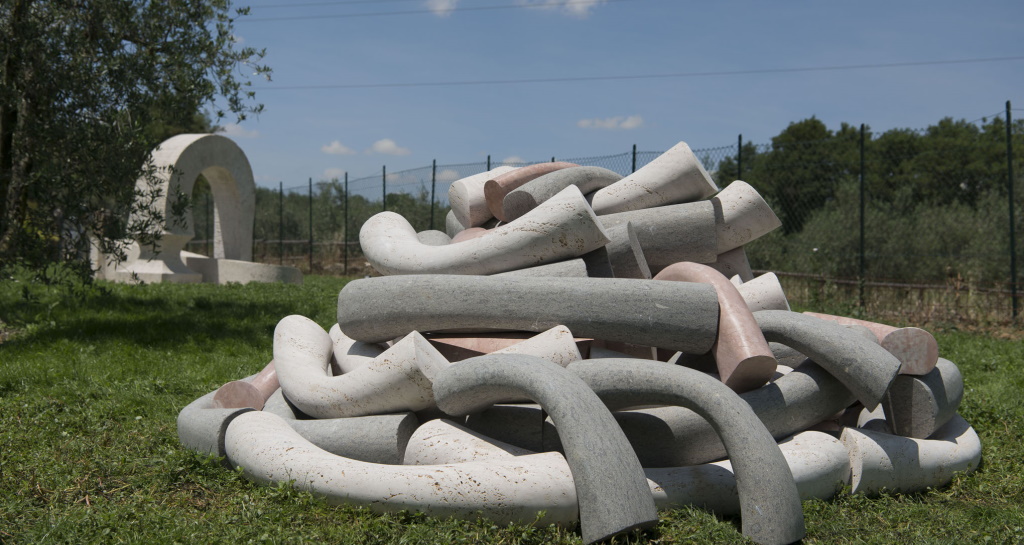 Lucilla Catania, Frangiflutti, 2017, marmi policromi, dimensioni ambientali, Parco di scultura contemporanea, Bassano in Teverina (VT) – fotografia ambientale (© Lucilla Catania)