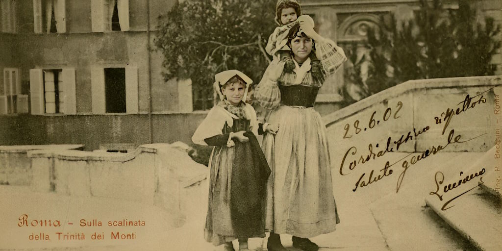 Modelle in posa sulla scalinata di Trinità dei Monti, cartolina postale. Roma, Museo di Roma, Archivio Fotografico