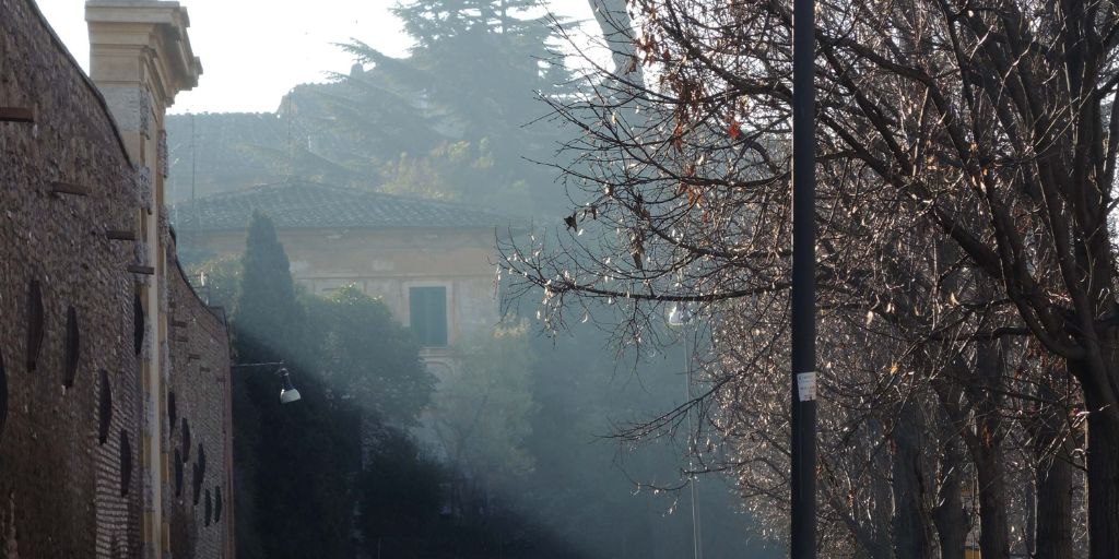 Veduta di villa Gentili da viale Pretoriano, all’altezza dell’ingresso al camminamento