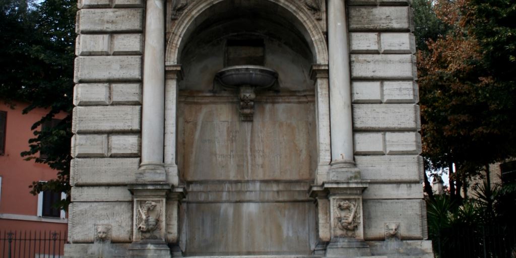 Fontana dell’Acqua Paola in Piazza Trilussa