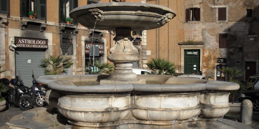 Fontana in piazza delle Cinque Scole