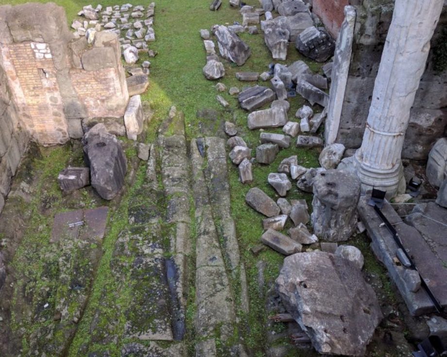 Il settore orientale del Foro: il podio del Tempio e una strada medievale