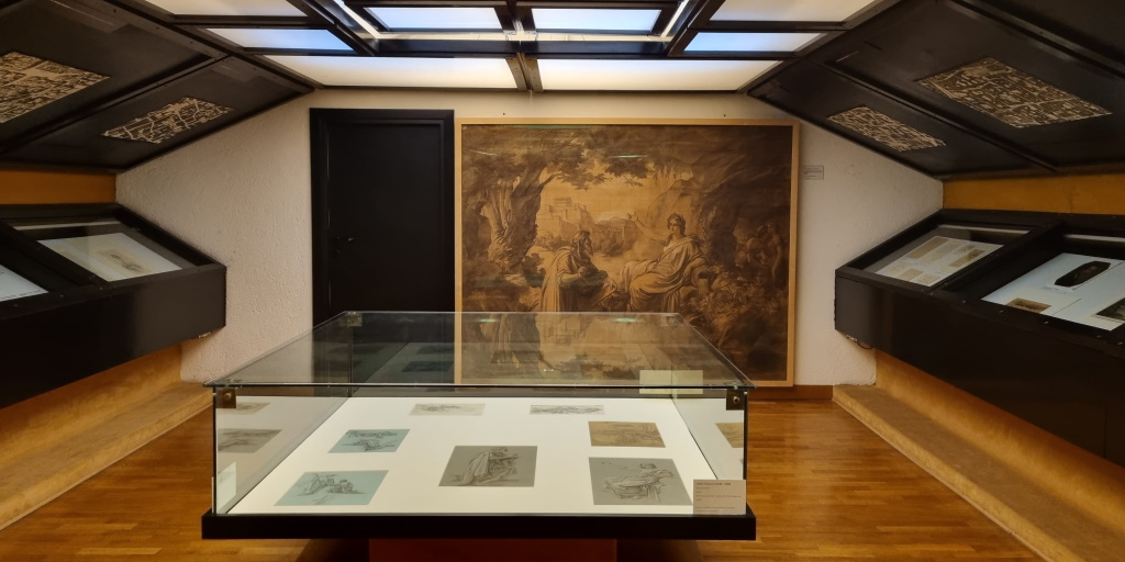 Sala quadrata con i disegni di Cesare Fracassini (2024). Sovrintendenza Capitolina, Archivio Fotografico Servizio Coordinamento Monumenti Medievali Moderni e Contemporanei.