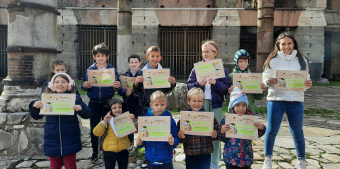 “Piccoli archeologi crescono”. Alle spalle i gradini del portico del Foro di Cesare 