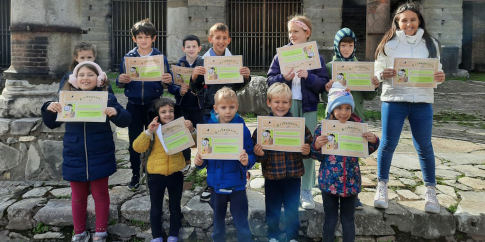 bambini in gruppo che mostrano il loro attestato di archeologo