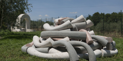 Lucilla Catania, Frangiflutti, 2017, marmi policromi, dimensioni ambientali, Parco di scultura contemporanea, Bassano in Teverina (VT) – fotografia ambientale (© Lucilla Catania)