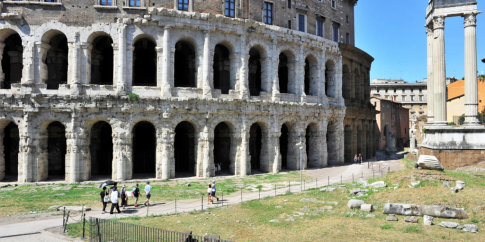 Tempio di Apollo Sosiano dalle arcate del teatro di Marcello