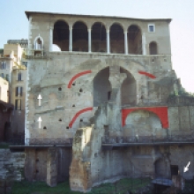 La “Terrazza Domizianea” sormontata dalla loggia della Casa dei Cavalieri di Rodi