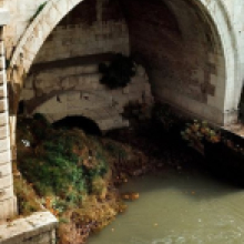 9-Lo sbocco al Tevere della Cloaca Massima lasciato a vista nei Muraglioni del Tevere. 